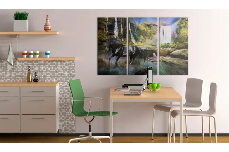 Billede Hest på den himmelblå vandfald baggrund 90x60, Artgeist sp. z o. o.