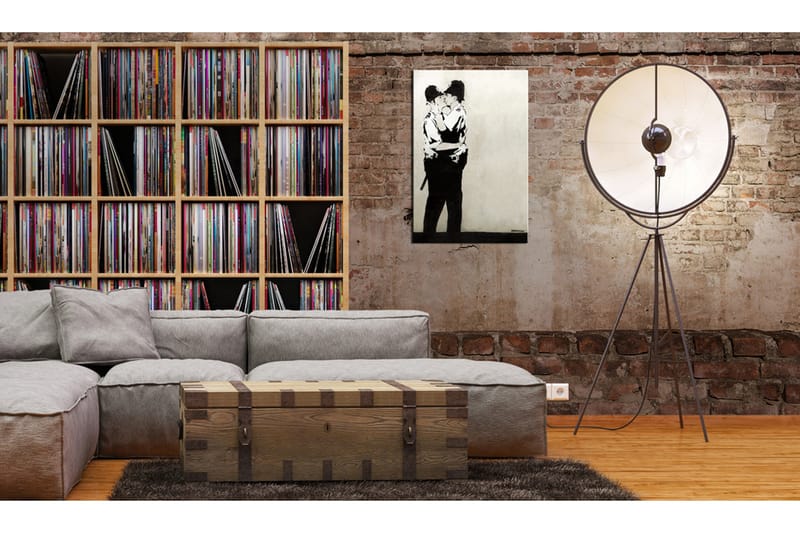 Billede Kissing Coppers By Banksy 60x90 - Artgeist sp. z o. o. - Boligtilbehør - Billeder & kunst - Billeder på lærred