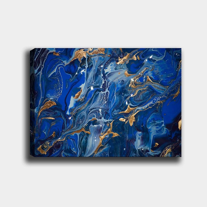 Lærred 70x100 cm - Abstrakt havmotiv med hvirvlende blå nuancer og et strejf af guld - Mørkeblå / Lyseblå / Guld - Boligtilbehør - Billeder & kunst - Billeder på lærred