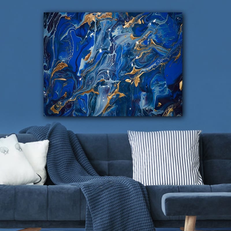 Lærred 70x100 cm - Abstrakt havmotiv med hvirvlende blå nuancer og et strejf af guld - Mørkeblå / Lyseblå / Guld - Boligtilbehør - Billeder & kunst - Billeder på lærred