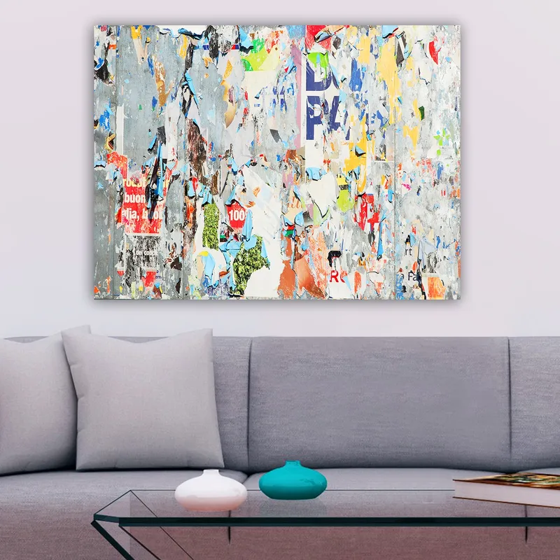 Lærred 70x100 cm - Abstrakt komposition af farverige, slidte plakater og klistermærker, der skaber en dynamisk og tekstureret overflade, Grå / Blå / Orange