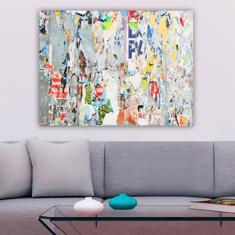 Lærred 70x100 cm - Abstrakt komposition af farverige, slidte plakater og klistermærker, der skaber en dynamisk og tekstureret overflade, Grå / Blå / Orange
