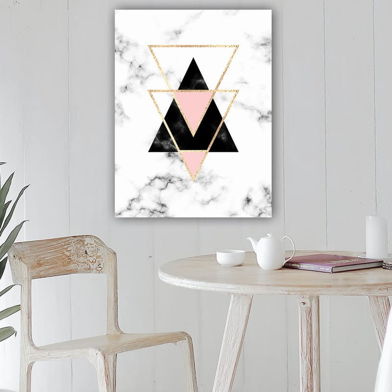 Lærred 70x100 cm - Abstrakt komposition af trekanter i forskellige farver og former - Sort / Pink / Guld - Boligtilbehør - Billeder & kunst - Billeder på lærred