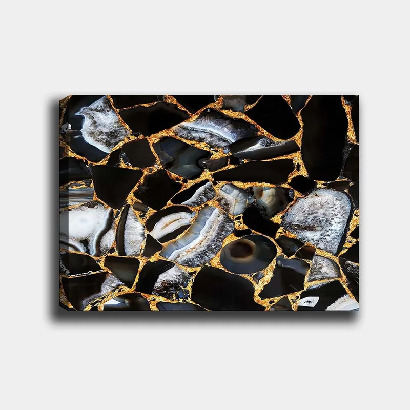 Lærred 70x100 cm - Abstrakt kunstværk med mønster af sorte og grå sten med gyldne elementer, Sort / Grå / Guld