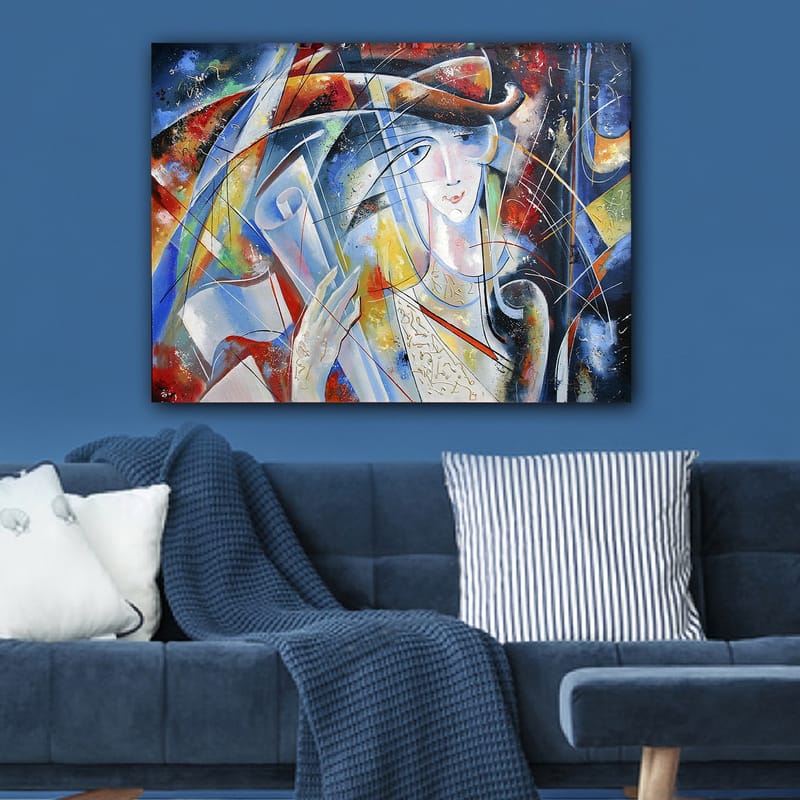 Lærred 70x100 cm - Abstrakt kvinde med rullet pergament i hånden, omgivet af farverige former og linjer - Blå / Rød / Hvid - Boligtilbehør - Billeder & kunst - Billeder på lærred