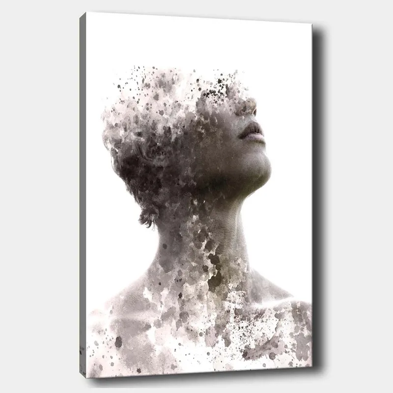 Lærred 70x100 cm - Abstrakt portræt af en person, hvor ansigtet gradvist forsvinder i en tåge af farver og former, Grå / Sort / Hvid