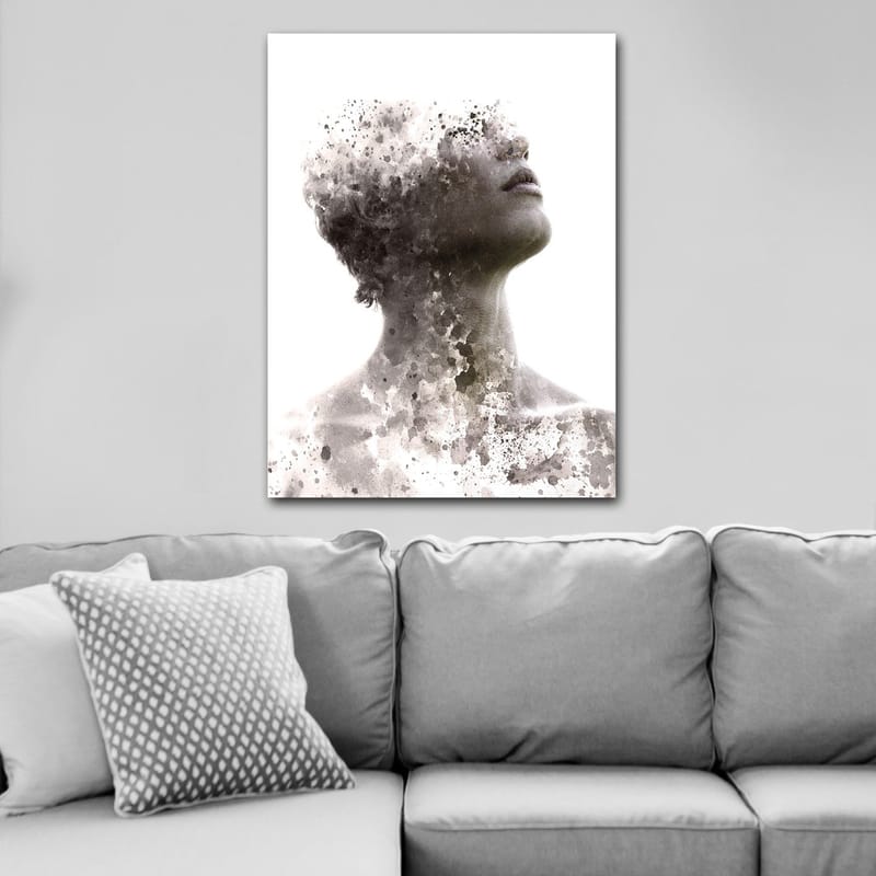 Lærred 70x100 cm - Abstrakt portræt af en person, hvor ansigtet gradvist forsvinder i en tåge af farver og former - Grå / Sort / Hvid - Boligtilbehør - Billeder & kunst - Billeder på lærred
