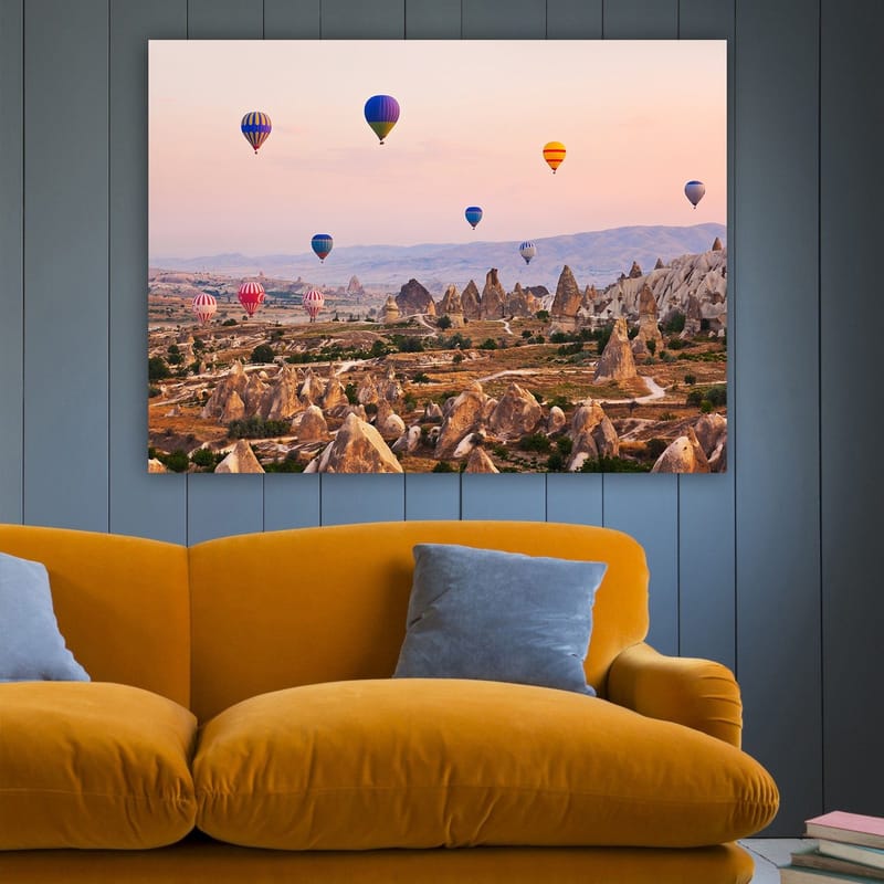 Lærred 70x100 cm - Adskillige farverige varmluftsballoner svæver over et dramatisk landskab med unikke klippeformationer - Blå / Rød / Orange - Boligtilbehør - Billeder & kunst - Billeder på lærred