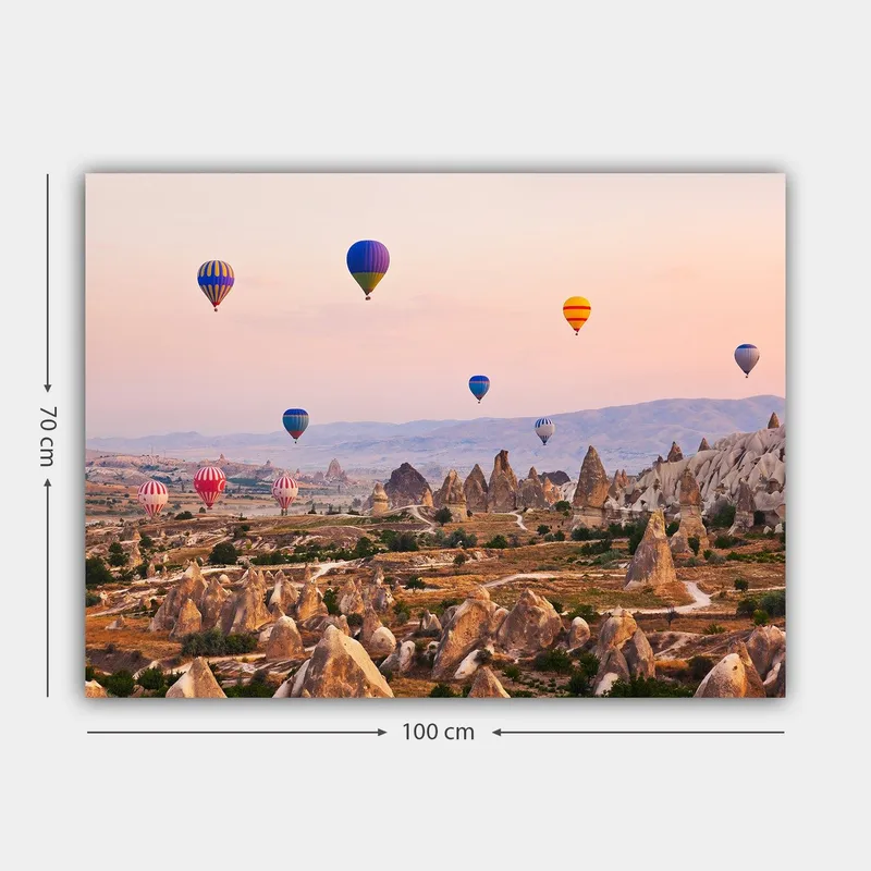 Lærred 70x100 cm - Adskillige farverige varmluftsballoner svæver over et dramatisk landskab med unikke klippeformationer - Blå / Rød / Orange - Boligtilbehør - Billeder & kunst - Billeder på lærred