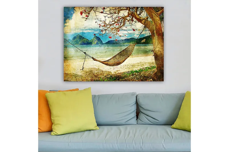 Lærred 70x100 cm - Afslappende hængekøje hængende mellem trægrene på en smuk strand med fjerne bjerge i baggrunden - Grøn / Brun / Blå - Boligtilbehør - Billeder & kunst - Billeder på lærred