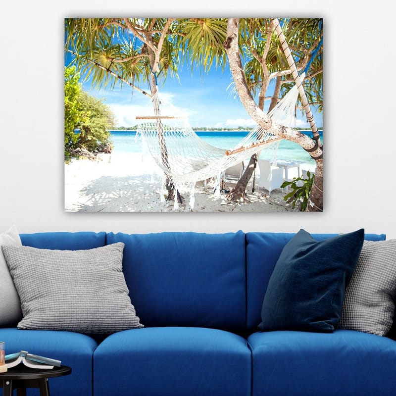 Lærred 70x100 cm - Afslappende hængekøje mellem palmer på en strand med turkisblåt vand og klarblå himmel - Hvid / Blå / Grøn - Boligtilbehør - Billeder & kunst - Billeder på lærred