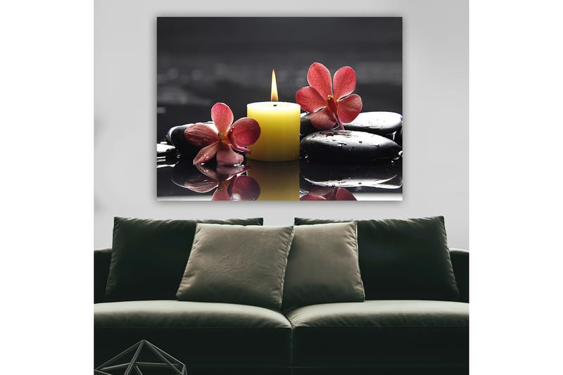 Lærred 70x100 cm - Afslappende komposition med en tændt stearinlyslanterne, sorte sten og lyserøde blomster, Gul / Lyserød / Sort
