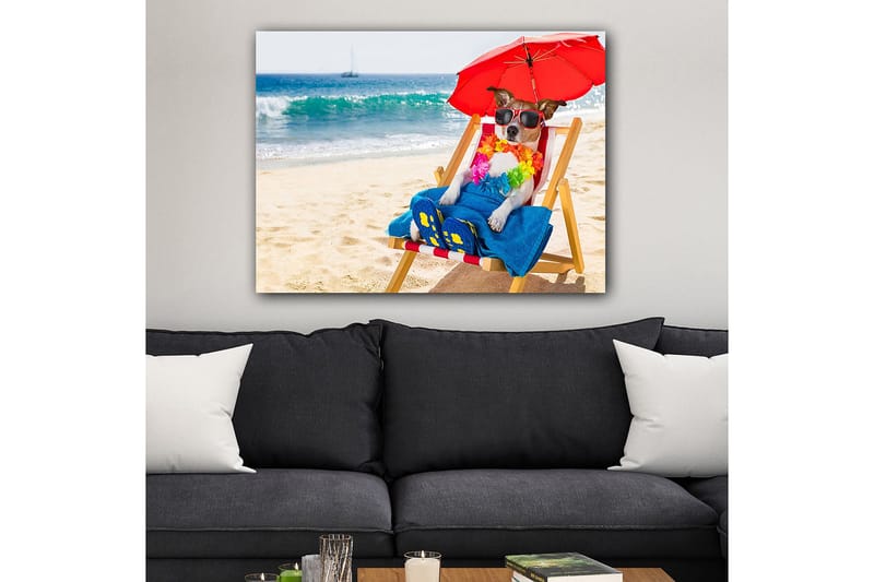Lærred 70x100 cm - Afslappet hund nyder solen på en strandstol under en parasol - Rød / Blå / Gul - Boligtilbehør - Billeder & kunst - Billeder på lærred
