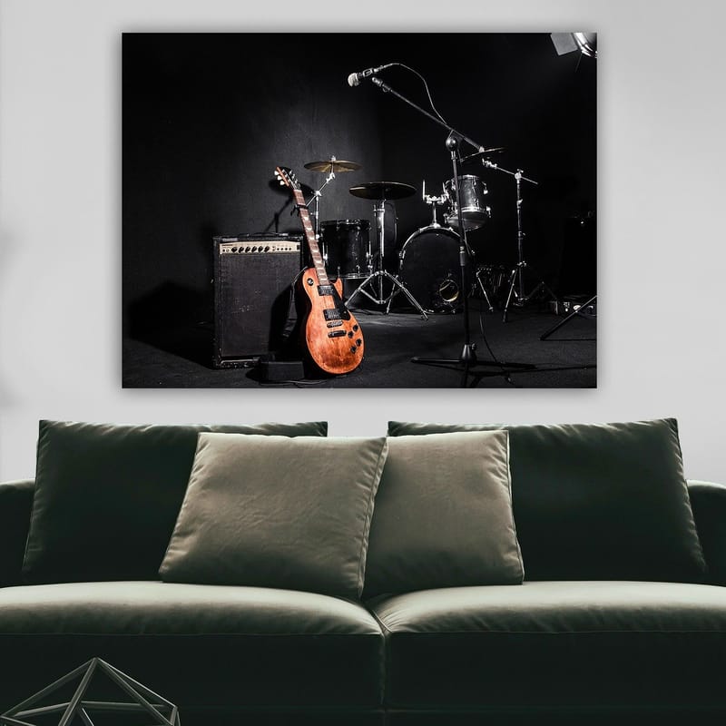 Lærred 70x100 cm - Akustisk guitar og trommer i et musikstudie - Brun / Sort / Sølv - Boligtilbehør - Billeder & kunst - Billeder på lærred