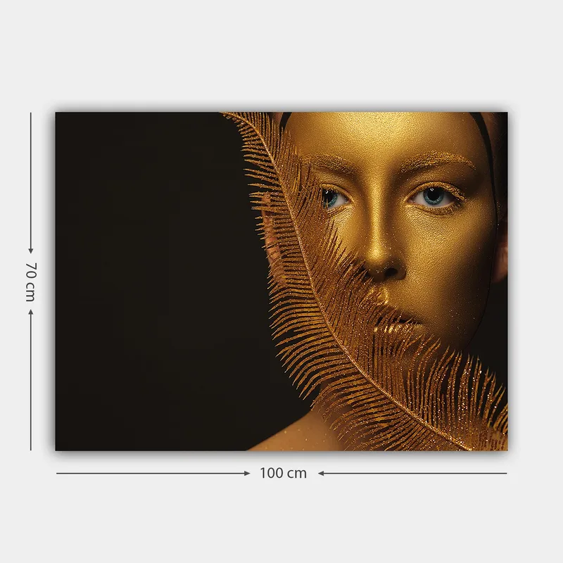 Lærred 70x100 cm - Ansigtsportræt med en gylden overflade og blå øjne, omgivet af en dekorativ fjerlignende struktur - Guld / Blå - Boligtilbehør - Billeder & kunst - Billeder på lærred