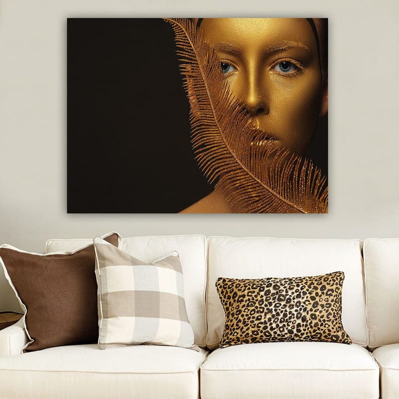 Lærred 70x100 cm - Ansigtsportræt med en gylden overflade og blå øjne, omgivet af en dekorativ fjerlignende struktur, Guld / Blå