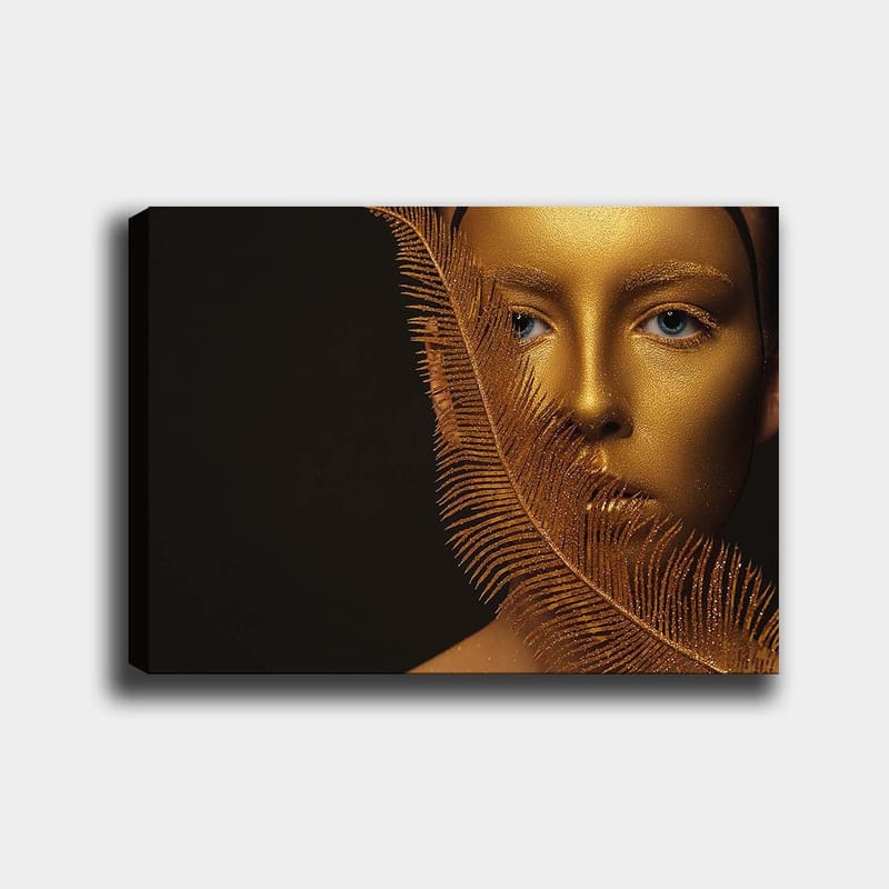 Lærred 70x100 cm - Ansigtsportræt med en gylden overflade og blå øjne, omgivet af en dekorativ fjerlignende struktur - Guld / Blå - Boligtilbehør - Billeder & kunst - Billeder på lærred