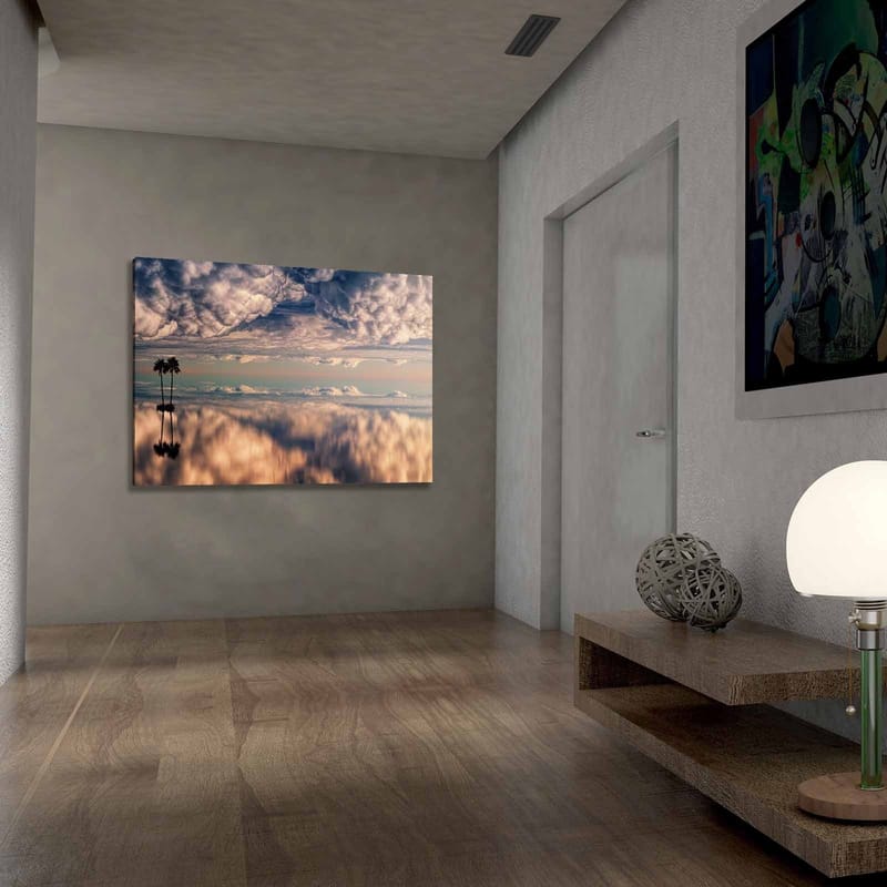 Lærred 70x100 cm - Atmosfærisk landskabsmaleri med palmer spejlet i en drømmeagtig himmel fyldt med skyer - Blå / Beige / Hvid - Boligtilbehør - Billeder & kunst - Billeder på lærred