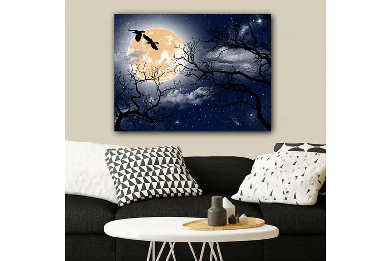 Lærred 70x100 cm - Atmosfærisk nattelandskab med en stor måne og silhuetter af træer og fugle, der flyver hen over himlen, Mørkeblå / Sort / Lysegul