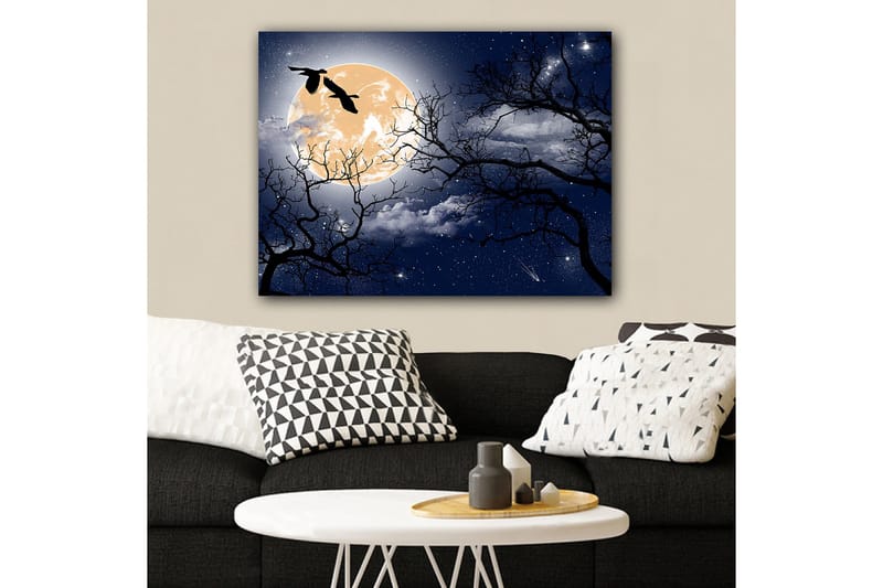 Lærred 70x100 cm - Atmosfærisk nattelandskab med en stor måne og silhuetter af træer og fugle, der flyver hen over himlen, Mørkeblå / Sort / Lysegul