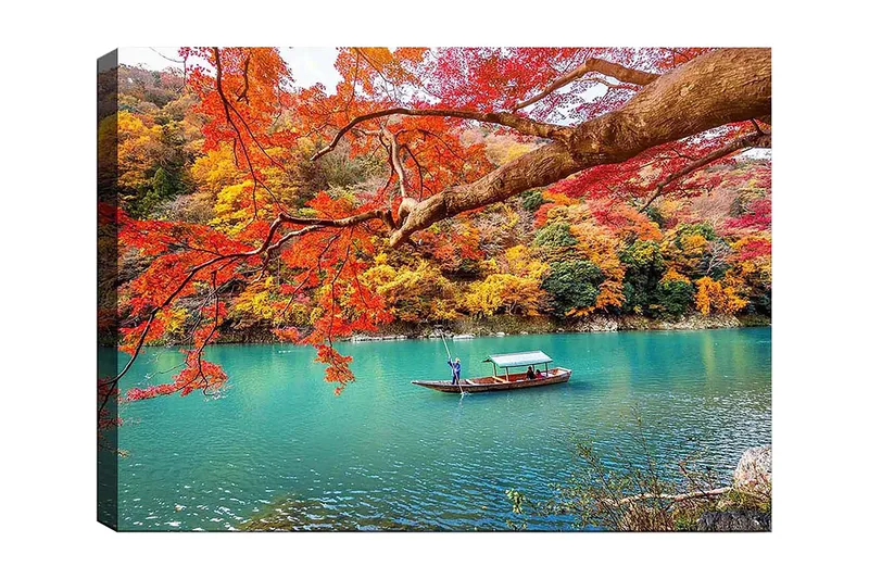 Lærred 70x100 cm - Båd glider langs en turkis sø omgivet af farverige efterårsblade, Rød / Gul / Turkis