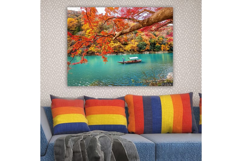 Lærred 70x100 cm - Båd glider langs en turkis sø omgivet af farverige efterårsblade - Rød / Gul / Turkis - Boligtilbehør - Billeder & kunst - Billeder på lærred