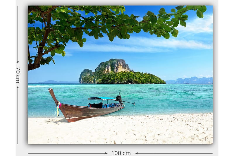 Lærred 70x100 cm - Båd på en tropisk strand med klart blåt vand og frodige øer i baggrunden - Blå / Grøn / Beige - Boligtilbehør - Billeder & kunst - Billeder på lærred