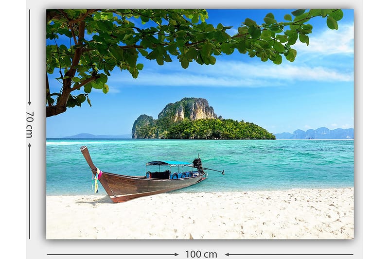 Lærred 70x100 cm - Båd på en tropisk strand med klart blåt vand og frodige øer i baggrunden - Blå / Grøn / Beige - Boligtilbehør - Billeder & kunst - Billeder på lærred