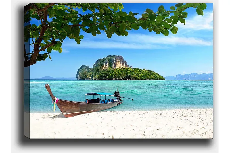Lærred 70x100 cm - Båd på en tropisk strand med klart blåt vand og frodige øer i baggrunden - Blå / Grøn / Beige - Boligtilbehør - Billeder & kunst - Billeder på lærred