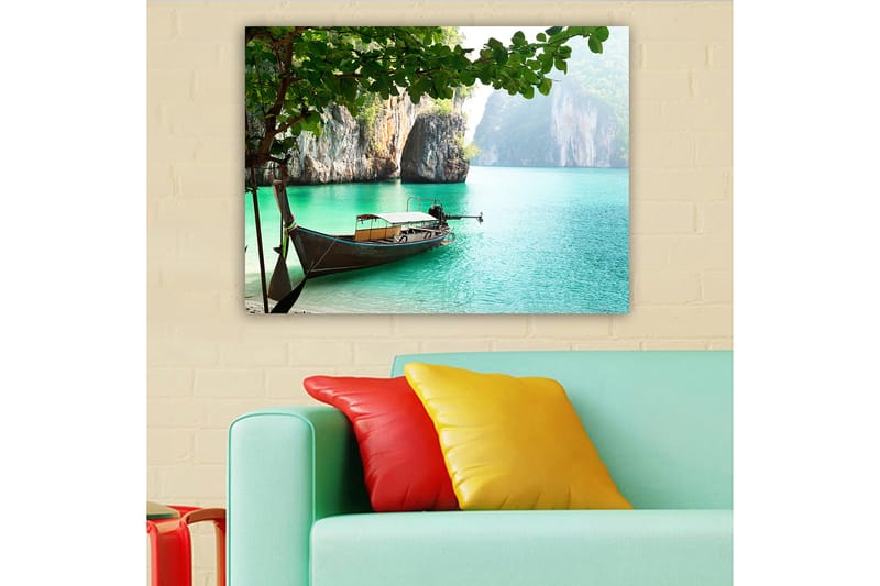 Lærred 70x100 cm - Båden ligger stille på en tropisk strand omgivet af klipper og klart turkisblåt vand - Turkis / Grøn / Brun - Boligtilbehør - Billeder & kunst - Billeder på lærred