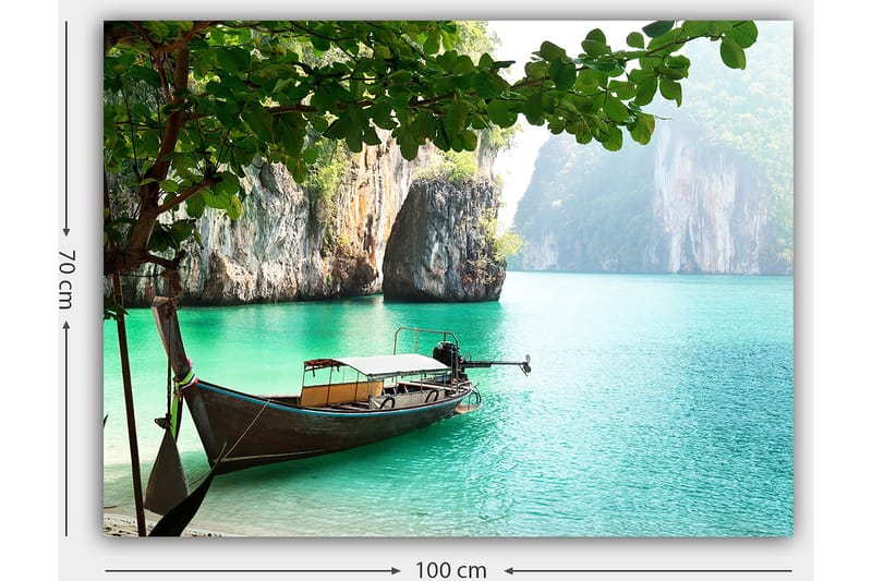 Lærred 70x100 cm - Båden ligger stille på en tropisk strand omgivet af klipper og klart turkisblåt vand - Turkis / Grøn / Brun - Boligtilbehør - Billeder & kunst - Billeder på lærred