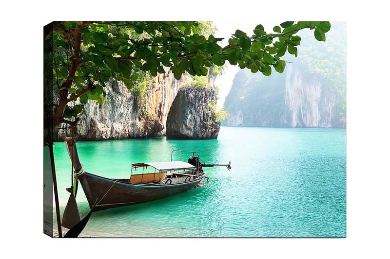 Lærred 70x100 cm - Båden ligger stille på en tropisk strand omgivet af klipper og klart turkisblåt vand, Turkis / Grøn / Brun