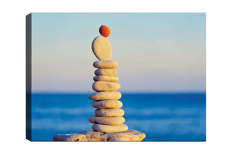 Lærred 70x100 cm - Balanceret stak af sten med en rød sten på toppen, Lysegrå / Beige / Rød