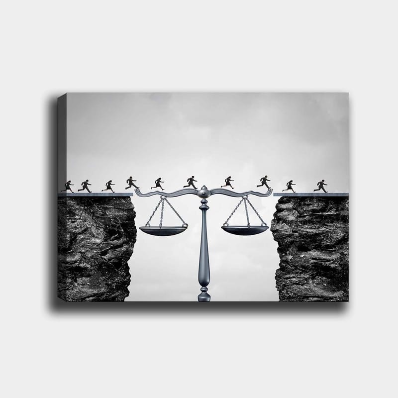Lærred 70x100 cm - Balancevægte der symboliserer retfærdighed, med små figurer der løber over en afgrund, Sort / Grå / Sølv