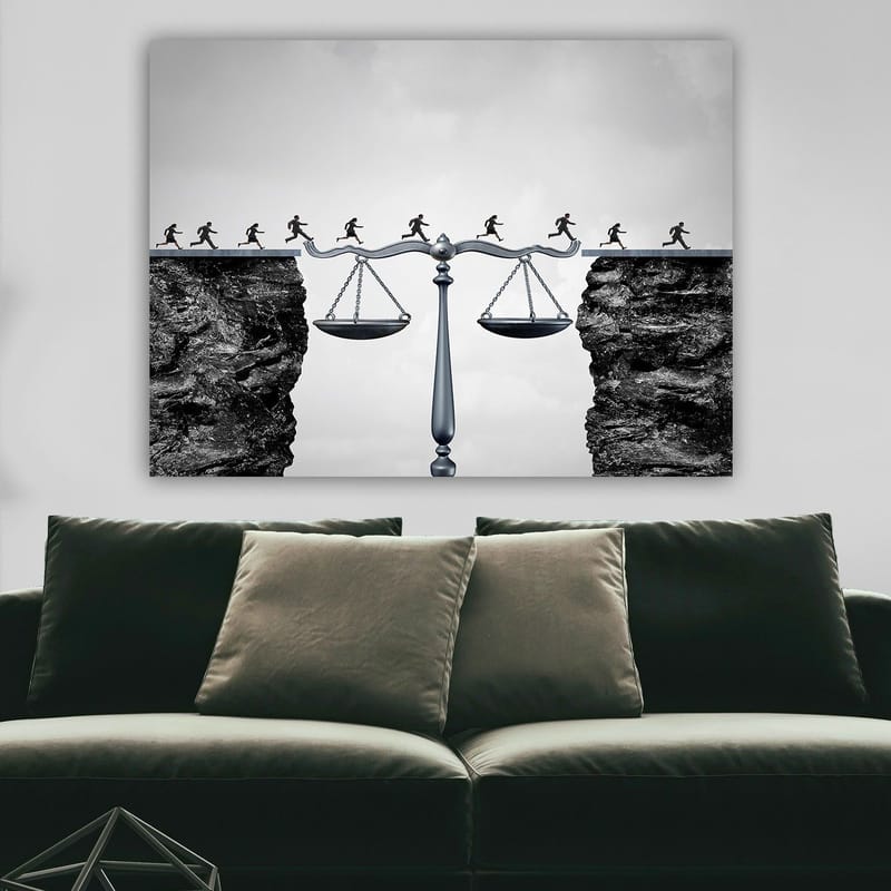 Lærred 70x100 cm - Balancevægte der symboliserer retfærdighed, med små figurer der løber over en afgrund - Sort / Grå / Sølv - Boligtilbehør - Billeder & kunst - Billeder på lærred
