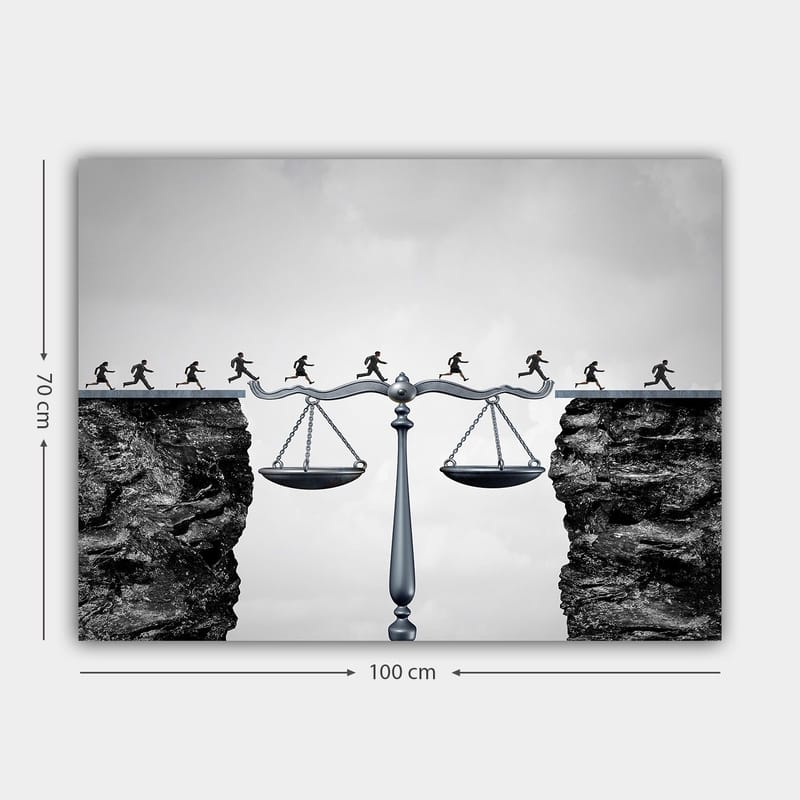 Lærred 70x100 cm - Balancevægte der symboliserer retfærdighed, med små figurer der løber over en afgrund - Sort / Grå / Sølv - Boligtilbehør - Billeder & kunst - Billeder på lærred