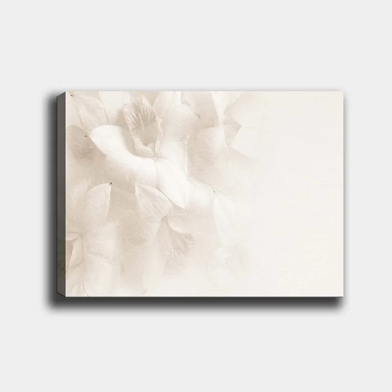 Lærred 70x100 cm - Bløde blomster i diskrete hvide nuancer, Hvid / Lys beige