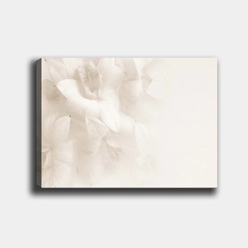 Lærred 70x100 cm - Bløde blomster i diskrete hvide nuancer, Hvid / Lys beige