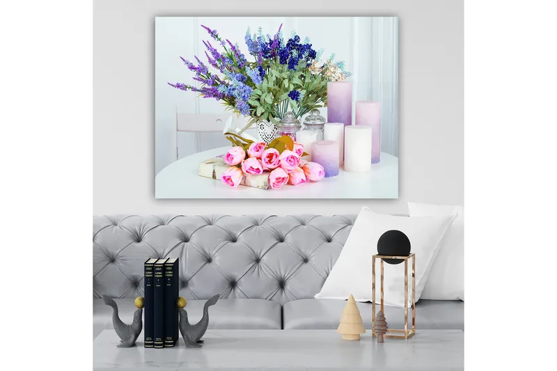 Lærred 70x100 cm - Blomsterarrangement med lyserøde roser og lilla blomster i en hvid vase, Lyserød / Lilla / Grøn