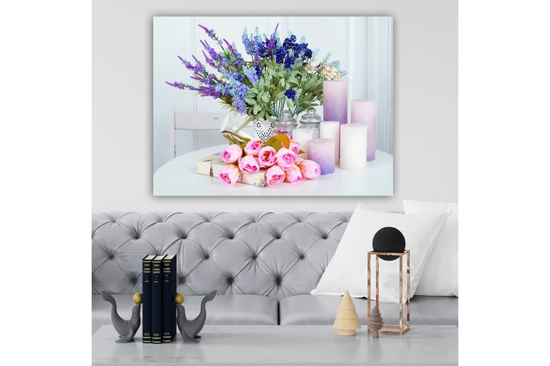 Lærred 70x100 cm - Blomsterarrangement med lyserøde roser og lilla blomster i en hvid vase, Lyserød / Lilla / Grøn