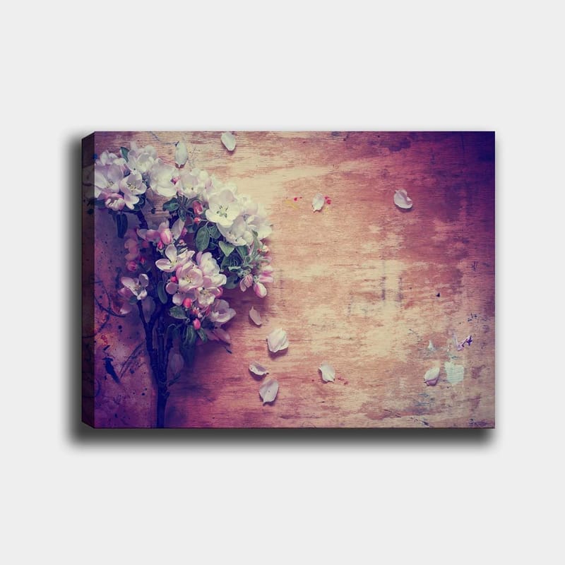 Lærred 70x100 cm - Blomsterbuket med hvide og lyserøde kronblade liggende på en træoverflade, Hvid / Pink / Grøn