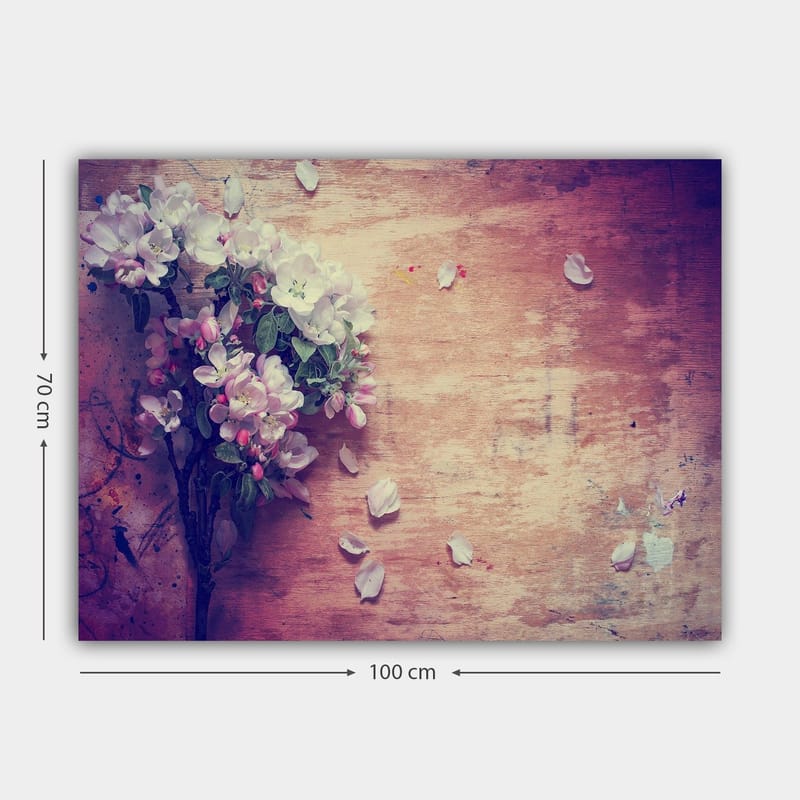 Lærred 70x100 cm - Blomsterbuket med hvide og lyserøde kronblade liggende på en træoverflade - Hvid / Pink / Grøn - Boligtilbehør - Billeder & kunst - Billeder på lærred