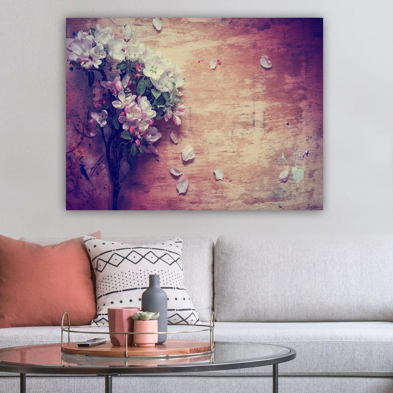 Lærred 70x100 cm - Blomsterbuket med hvide og lyserøde kronblade liggende på en træoverflade - Hvid / Pink / Grøn - Boligtilbehør - Billeder & kunst - Billeder på lærred