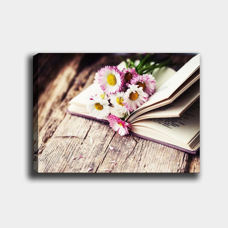 Lærred 70x100 cm - Blomsterbuket placeret på en åben bog, Hvid / Lyserød / Gul