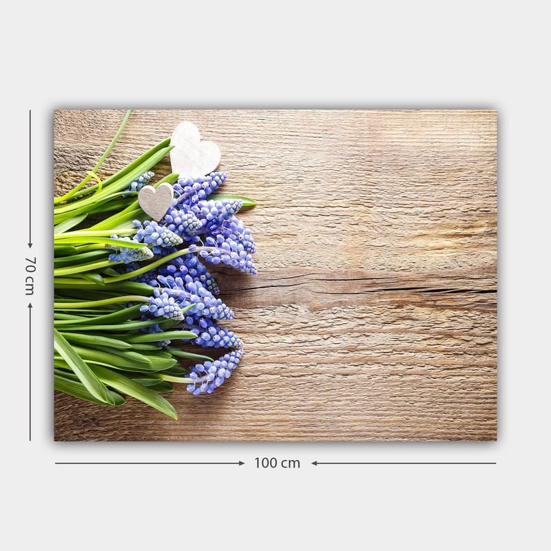 Lærred 70x100 cm - Buket af blå hyacinter med to hvide hjerter - Blå / Grøn / Hvid - Boligtilbehør - Billeder & kunst - Billeder på lærred