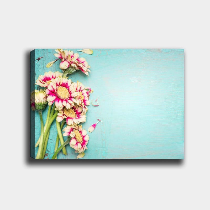 Lærred 70x100 cm - Buket af farverige blomster mod en lyseblå baggrund - Lyserød / Grøn / Lyseblå - Boligtilbehør - Billeder & kunst - Billeder på lærred