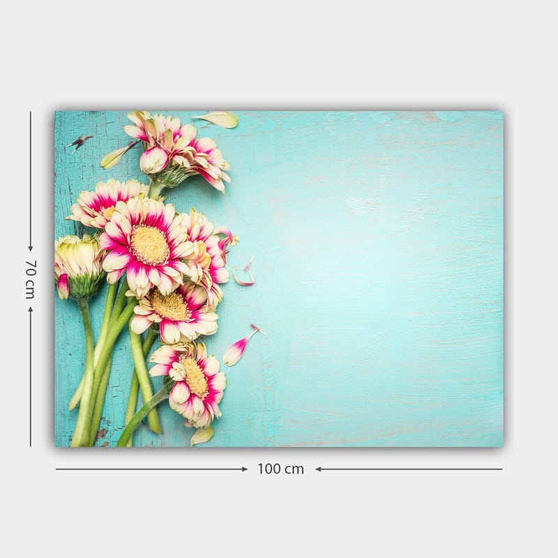 Lærred 70x100 cm - Buket af farverige blomster mod en lyseblå baggrund - Lyserød / Grøn / Lyseblå - Boligtilbehør - Billeder & kunst - Billeder på lærred