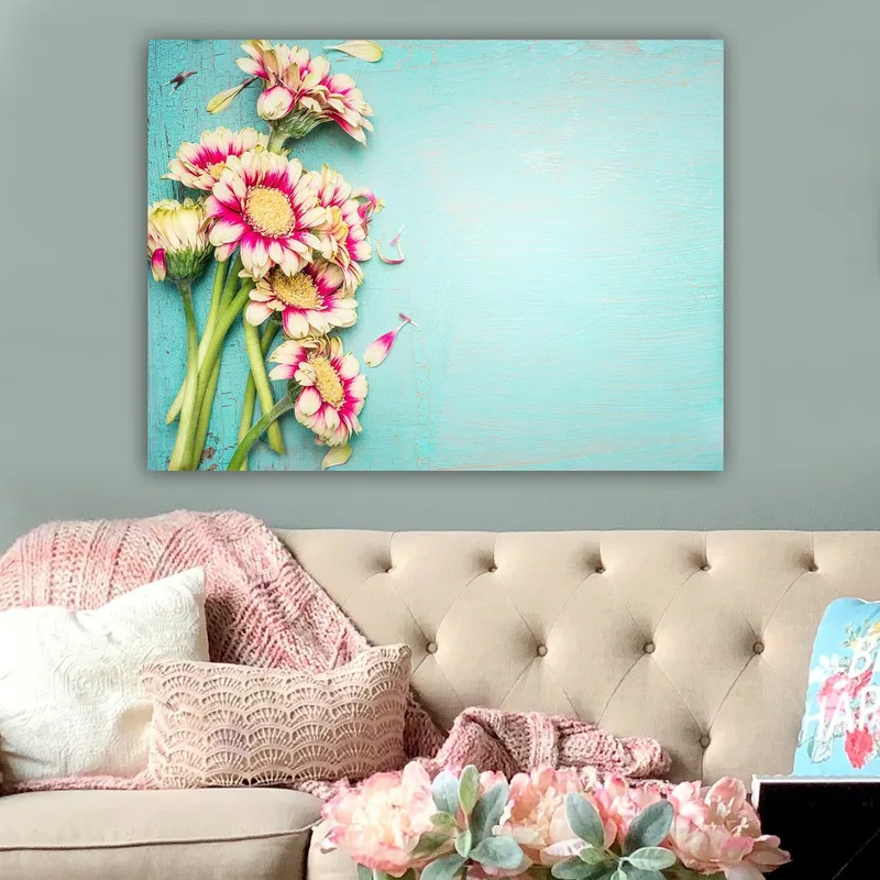 Lærred 70x100 cm - Buket af farverige blomster mod en lyseblå baggrund, Lyserød / Grøn / Lyseblå