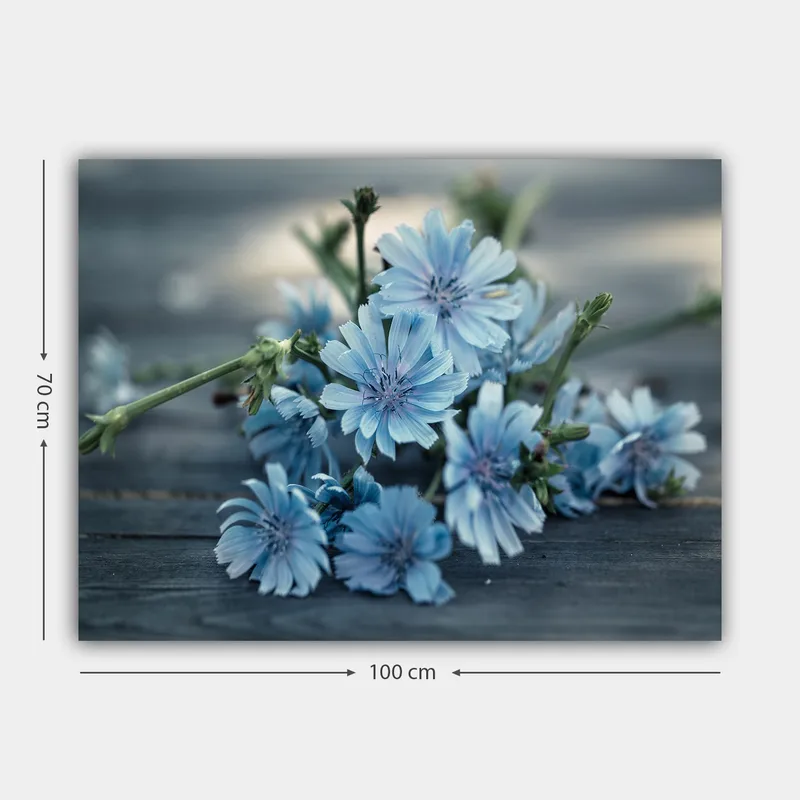 Lærred 70x100 cm - Buket af lyseblå blomster liggende på en mørk overflade - Lyseblå / Grøn - Boligtilbehør - Billeder & kunst - Billeder på lærred