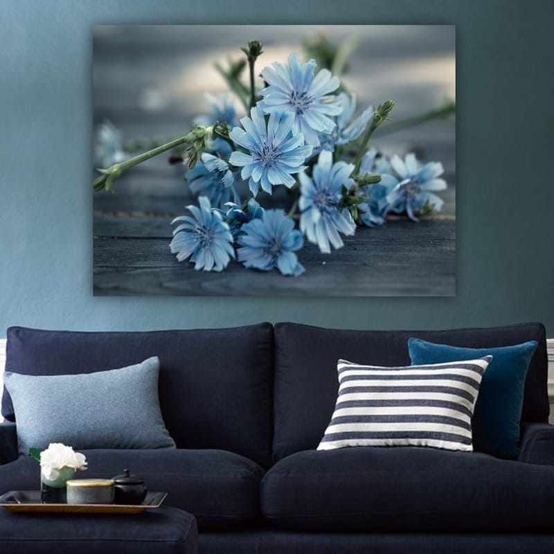 Lærred 70x100 cm - Buket af lyseblå blomster liggende på en mørk overflade - Lyseblå / Grøn - Boligtilbehør - Billeder & kunst - Billeder på lærred